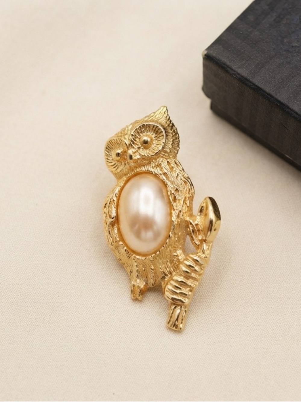 Avon Gold Owl Brooch with Cream Pearl